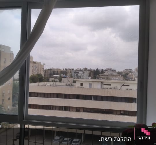 חלון אלומיניום עם מסגרת מתכת ומסך רשת